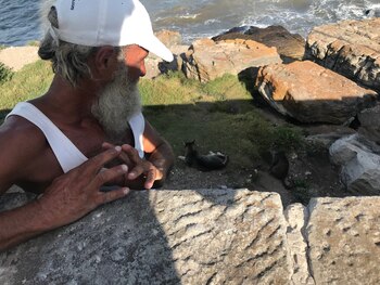 Los vecinos solían acercarle comida