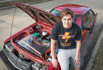 Adam Lansing junto a su