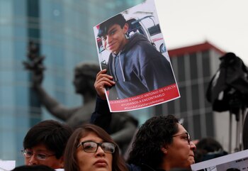 Un manifestante con la foto