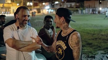 Sebastián Ortega y el director.