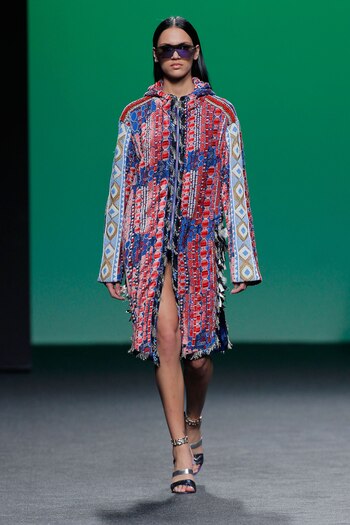 Tapado bordado con flecos.