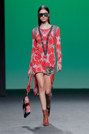 Vestido con corte irregular.