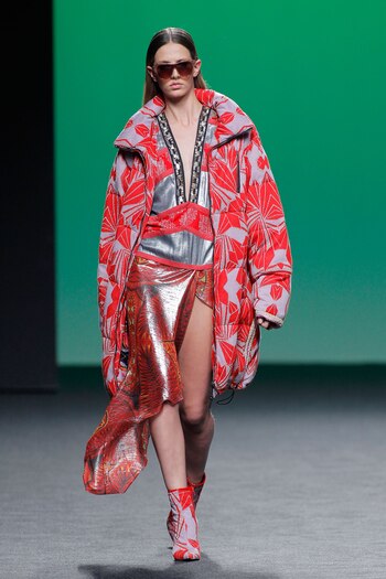 Prendas metalizadas y abrigo con