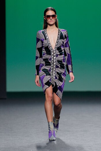 Vestido plisado con asimetrías.