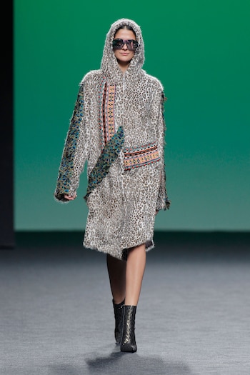 Abrigo con mezcla de texturas.