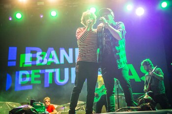 Cucho cantando el hit “Química”