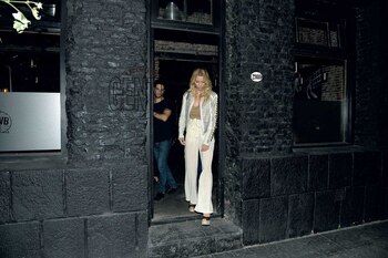 Nicole sale del restó de