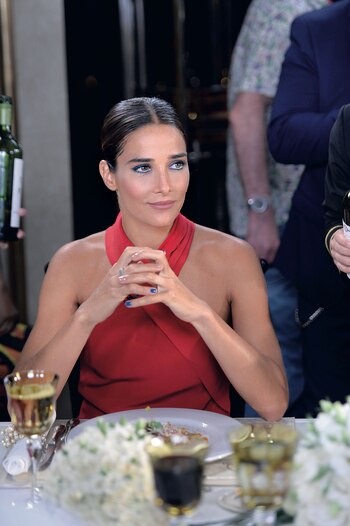 Hermosa, sentada a la mesa