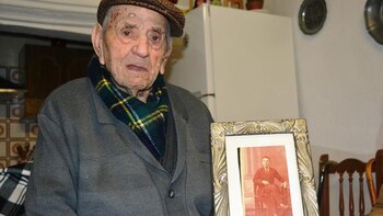 Tiene dos hermanos vivos, uno