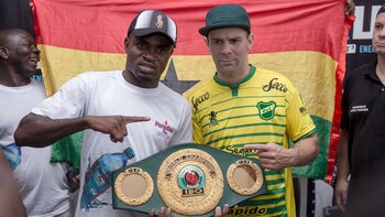 Saucedo y Tagoe posando con