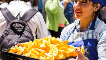 Un grupo de voluntarios de distintas organizaciones civiles y vecinales prepararon kilos y kilos de verduras y frutas que puesteros del Mercado Central de Buenos Aires donaron un día antes