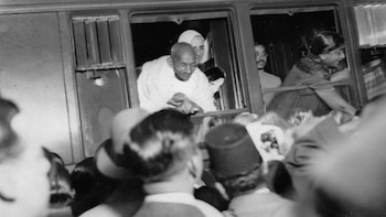 Gandhi durante un viaje a