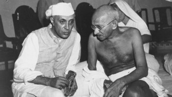 Gandhi junto al político Jawaharlal
