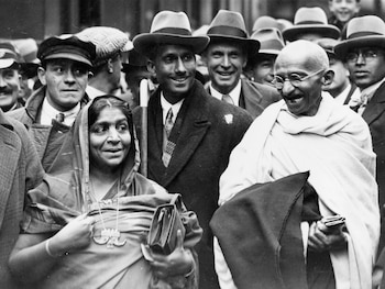 Gandhi en Inglaterra junto a