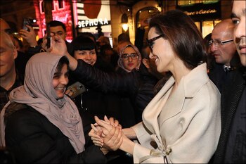 Saluda a sus fans en