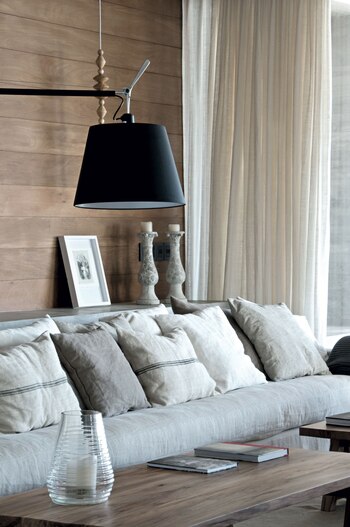 Un sillón de lino es el protagonista del living. (Foto Ioana Menéndez/ Para Ti)