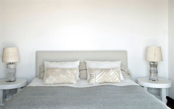 Los dormitorios están dominados por los tonos naturales, tanto en los géneros como en los muebles. (Foto Ioana Menéndez/ Para Ti)