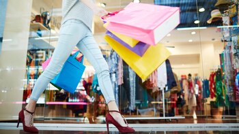 Los shoppings en estas épocas tienen más consumidores por tener rebajas en los productos que cada marca tiene a la venta (Getty Images)