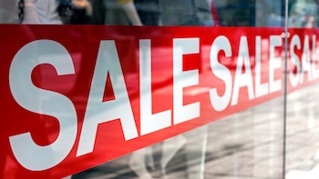 El rojo y blanco son característicos de los carteles de ‘sale’ o liquidación para avisar a los consumidores que sus prendas están en rebajas (Getty Images)