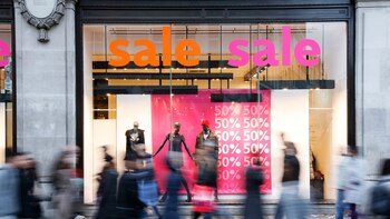 Tiempos de liquidación: cómo hacer compras inteligentes y no caer en las trampas (Getty Images)