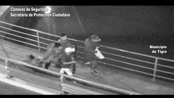 Los delincuentes en el momento que se escapaban tras el robo