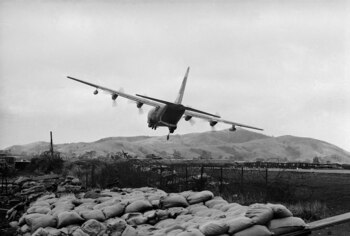 Un avión Hércules lanza suministros