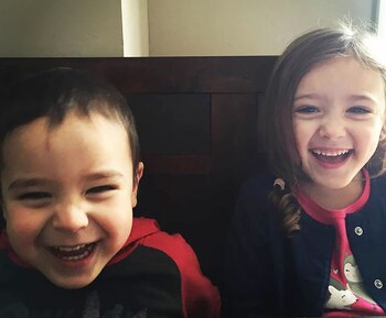 Los hermanos, muy sonrientes en