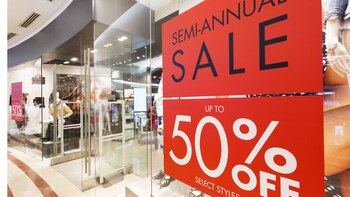 En esta época del año los carteles blancos y rojos abundan en las vidrieras de todos los locales de los shoppings (Getty Images)