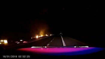 El camino quedó cubierto de destrozos en llamas