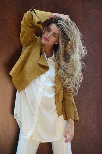 Se prueba un pantalón a