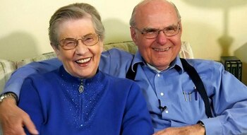 LaVonne Moore, abrazada por su