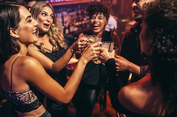 Las noches de verano son una excelente opción para degustar deliciosos tragos de autor (Getty Images)