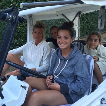 Su esposa y sus tres