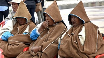 Miembros de la comunidad asisten a la ceremonia donde se declara a la comunidad como pueblo autónomo. (AFP)