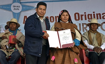 Una joven la certifican como autoridad de la comunidad. (AFP PHOTO / AIZAR RALDES)