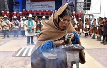 Una mujer inicia un ritual antes de la ceremonia. (AFP PHOTO / AIZAR RALDES)