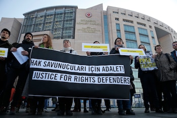 Activistas protestaron este miércoles en