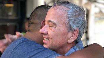 El turista de EEUU junto