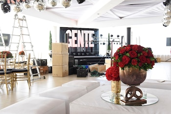 Una vista del salón del