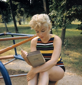 Marilyn Monroe en Long Island, New York, año 1955, leyendo el “Ulises” de Joyce