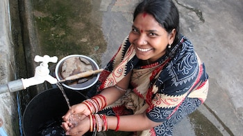 Muchas mujeres gastan seis horas del día en ir a buscar agua (Water.org)