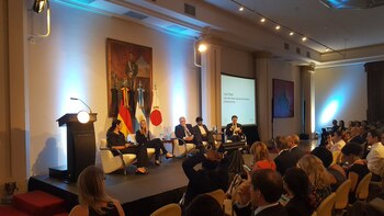 Laura Ripani (primera a la