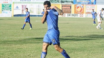 También es delantero, aunque le