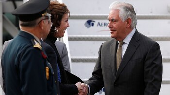 Rex Tillerson es recibido por Roberta Jacobson (Reuters)