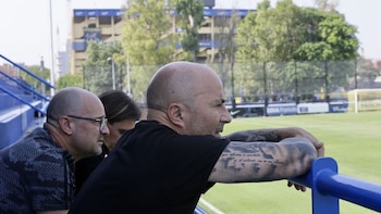 Jorge Sampaoli, junto a sus ayudantes, en la práctica de Boca