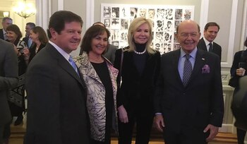 Fernando Oris de Roa, flamante embajador argentino en Washington (izquierda), junto a Wilbur Ross, y sus respectivas esposas.