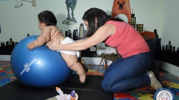 Eunice y Santiago mientras se ejercita en la Fundación Gorditos de Corazón