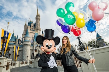 Carolina Pampita Ardohain y Mickey Mouse (Foto cortesía: Matt Stroshane/Walt Disney World Resort en Florida)