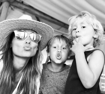 Carolina con Benicio y Beltrán Vicuña. (Foto Instagram)