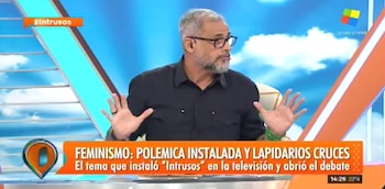 El conductor también usó el pañuelo en su muñeca durante el programa